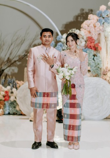 Ilustrasi: Momen Romantis Asnawi Mangkualam dan Yuriska Patricia: Intip Detail Kemesraan dalam Balutan Busana Adat Pink Pastel