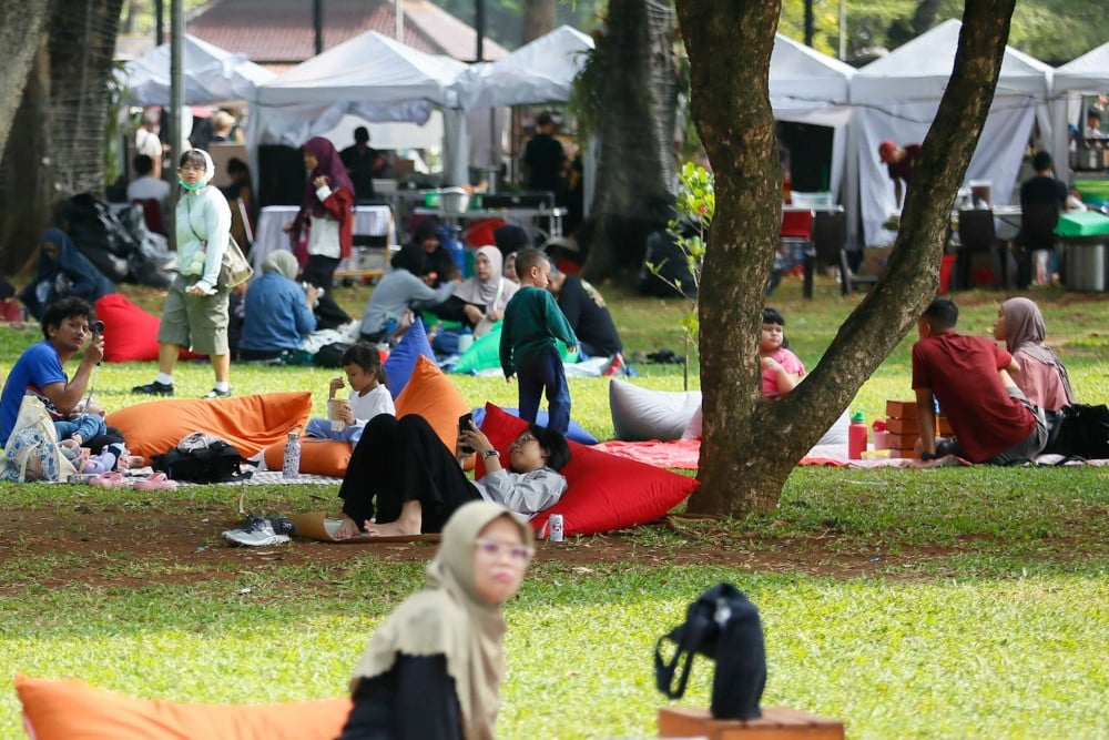 Warga berpiknik bersama dalam gelaran Semasa Piknik di Taman Lapangan Banteng, Jakarta, Minggu (28/6/2026)./JIBI/Bisnis-Himawan L. Nugraha