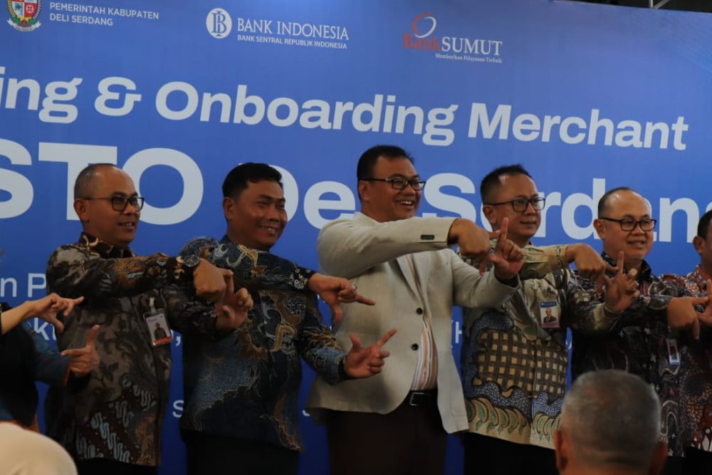 Direktur TI dan Operasional Bank Sumut Sandhy Sofian (kiri) bersama Bupati Deli Serdang Asri Ludin Tambunan (tengah), Kepala Perwakilan BI Sumut Ameriza M Moesa (kedua kanan), Kepala OJK Sumut Triyoga Laksito (kanan), dan Wakil Bupati Lom Lom Soewondo dalam peluncuran sekaligus uji coba penggunaan QRESTO di Rumah Makan Pondok Rame Deli Serdang, Jumat (26/6/2026).