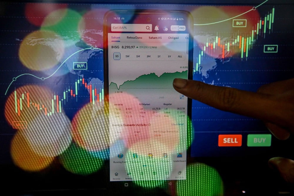 Investor mengamati pergerakan Indeks Harga Saham Gabungan (IHSG) di Jakarta, Rabu(11/2/2026)./JIBI/Bisnis/Eusebio Chrysnamurti