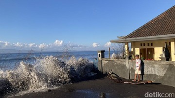 Gelombang Pasang Ancam Permukiman Warga di Pesisir Pantai Monggalan Bali, Tembok Bangunan Roboh