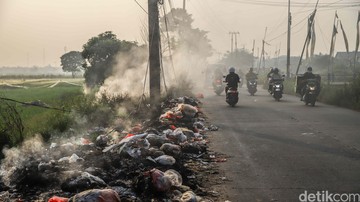 Sampah Liar di Babelan Bekasi Meluber ke Jalan Utama, Warga Minta Penanganan Cepat