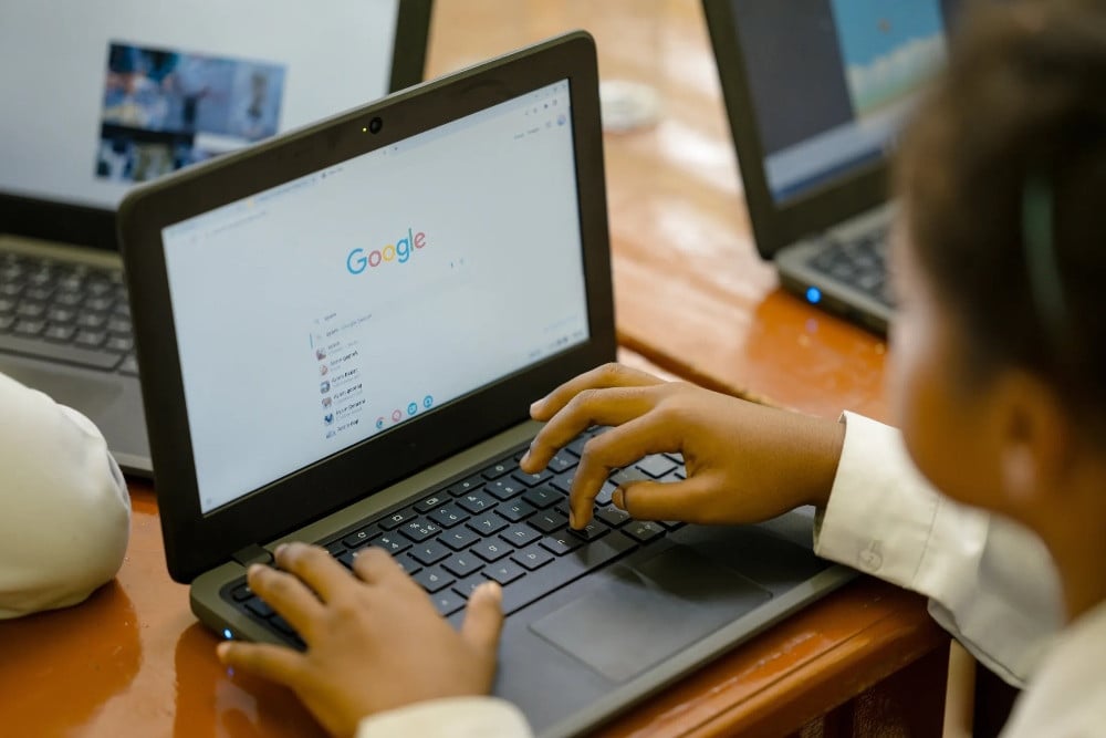 Ilustrasi anak memakai fitur pencarian di Google/Dok. Google