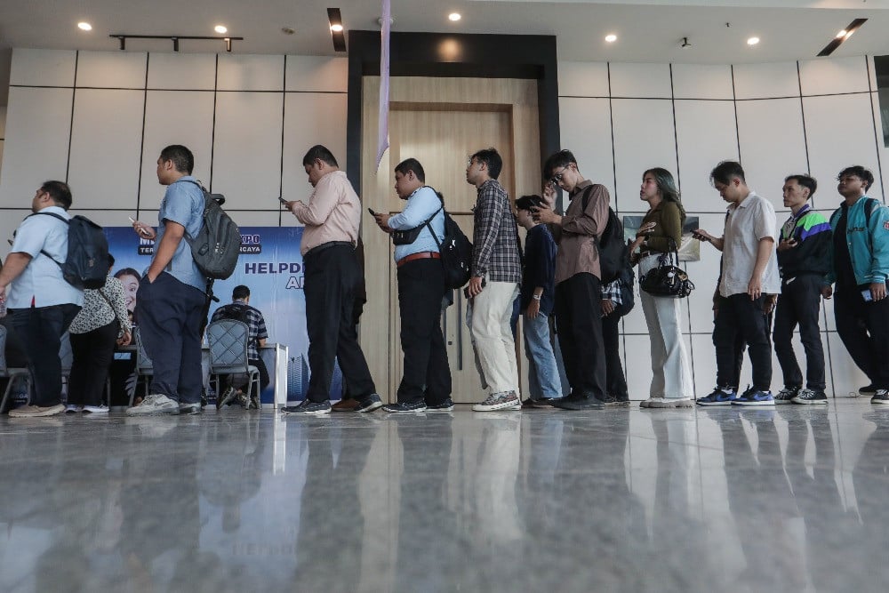 Pencari kerja mencari informasi lowongan pekerjaan di Mega Career Expo, Jakarta, Sabtu (18/4/2026). Kementerian Ketenagakerjaan mencatat jumlah pekerja yang terdampak pemutusan hubungan kerja (PHK) mencapai 8.389 orang sepanjang periode Januari-Maret 2026/JIBI/Bisnis/Fanny Kusumawardhani