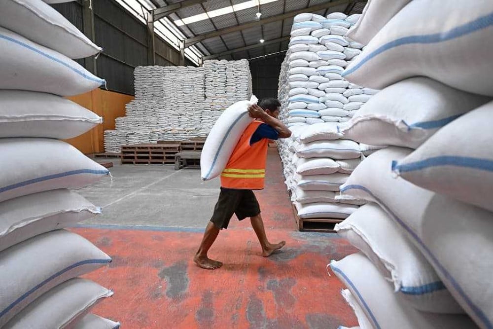 Pekerja menggendong karung beras di Gudang Bulog Danurejo di Kabupaten Magelang pada Sabtu (18/4/2026). Sumber: BPMI Sekretariat Presiden