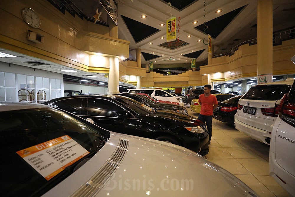 Pengunjung melihat mobil bekas yang di pamerkan di Jakarta. Bisnis/Eusebio Chrysnamurti