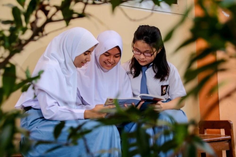 Ilustrasi: Pelajar mengecek informasi mengenai SPMB. / dok. Universitas Airlangga