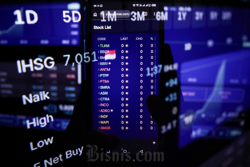 Investor mengamati pergerakan harga saham di Depok, Jawa Barat, Senin (4/5/2026). Bisnis/Arief Hermawan P