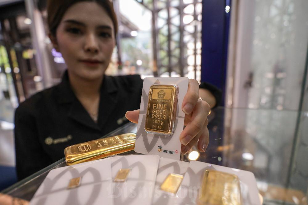 Karyawati memperlihatkan logam mulia di Butik Emas Logam Mulia Antam, Jakarta, Senin (2/6/2025). Bisnis/Arief Hermawan P