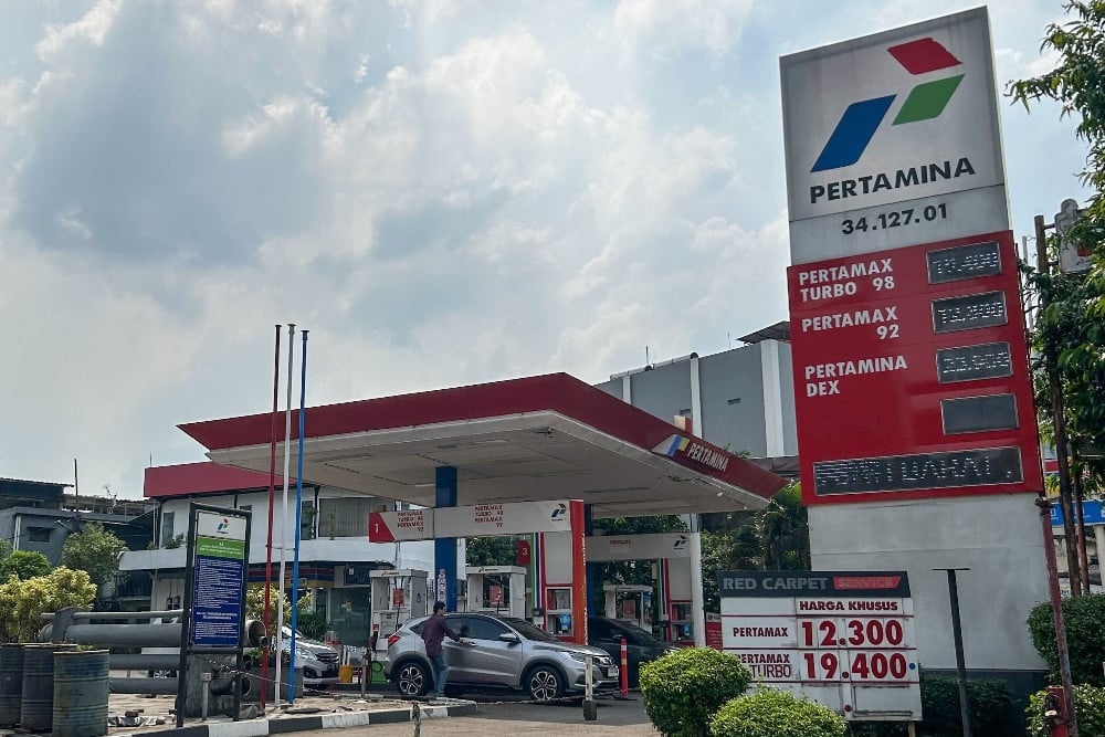 Pengendara kendaraan bermotor mengisi bahan bakar minyak (BBM) di SPBU Pertamina, Jakarta, Minggu (19/4/2026). PT Pertamina (Persero) mengumumkan kenaikan harga BBM untuk 3 jenis produk nonsubsidi yakni Pertamax Turbo, Dexlite, dan Pertamina Dex yang berlaku mulai 18 April 2026 pukul 00.01 WIB./Bisnis-Fanny Kusumawardhani