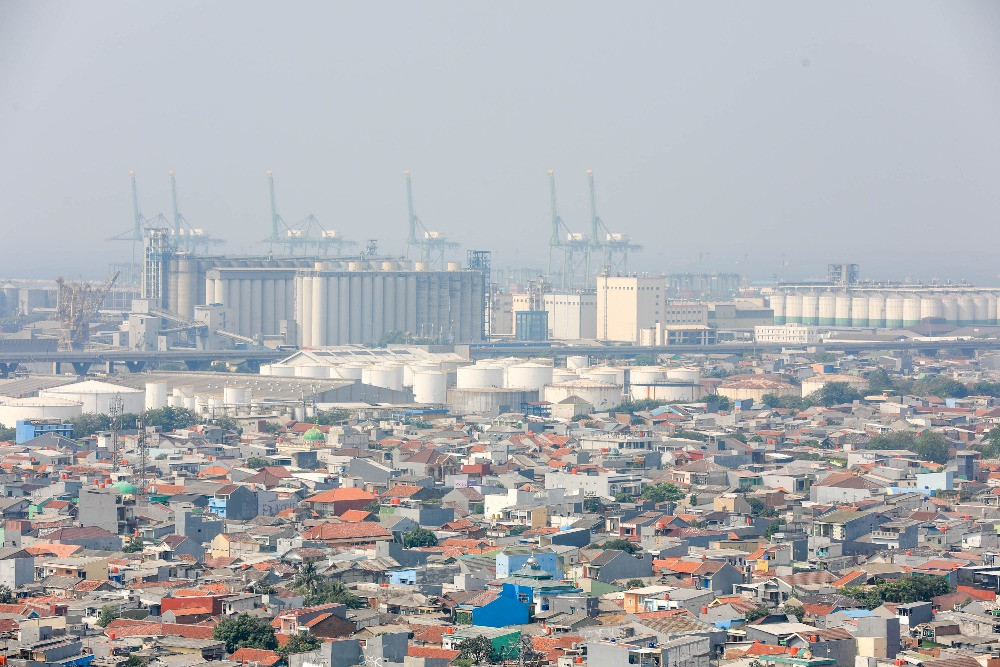 Suasana pelabuhan peti kemas Tanjung Priok dan kilang minyak Pertamina dari ketinggian di Jakarta, Senin (18/9/2023). Bisnis/Himawan L Nugraha