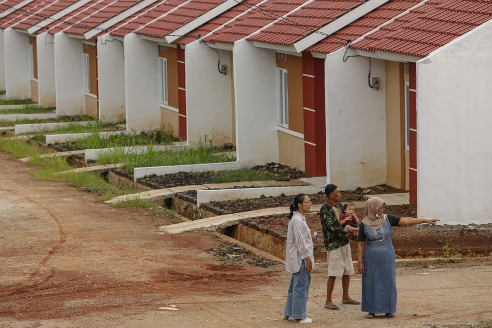 Calon pembeli mencari informasi tentang rumah subsidi di Kabupaten Bogor, Jawa Barat, pada Rabu (18/1/2023). Pembelian unit KPR FLPP dapat dilakukan melalui dana Tabungan Perumahan Rakyat (Tapera). - Bisnis/Arief Hermawan P.