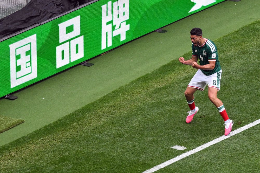 Pesepak bola Tim Nasional Meksiko Raul Jimenez  berselebrasi usai membobol gawang Timnas Afrika Selatan dalam laga pembuka Grup A Piala Dunia 2026 di Stadion Azteca, Mexico City, Meksiko, Kamis (11/6/2026). Meksiko menang dengan skor 2-0 dalam pertandingan itu. ANTARA FOTO/Aditya Pradana Putra