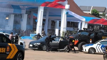 Pamerkan Keahlian Operasional Tingkat Tinggi, Personel Polri Suguhkan Atraksi Spektakuler di Depan Presiden