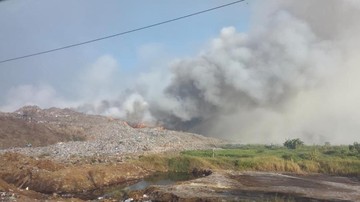 Api Sulit Dijangkau di TPA Jatiwaringin, Pemadaman Darurat Libatkan Helikopter Water Bombing