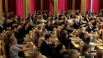 Momen Tak Biasa di Parlemen Norwegia: Anggota Dewan Kompak Rayakan Kemenangan Timnas dengan 'Viking Row'