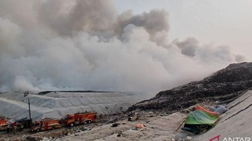 Kebakaran TPA Jatiwaringin Berlanjut, Petugas Damkar Siaga di Hari Ketiga Pemadaman