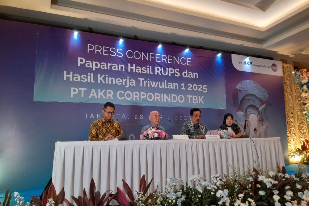 Jajaran Manajemen PT AKR Corporindo Tbk. (AKRA) dalam agenda konferensi pers terkait paparan hasil rapat umum pemegang saham (RUPS) tahun buku 2024 serta kinerja kuartal I/2025 pada Senin (28/4/2025). / JIBI - Fahmi Ahmad Burhan