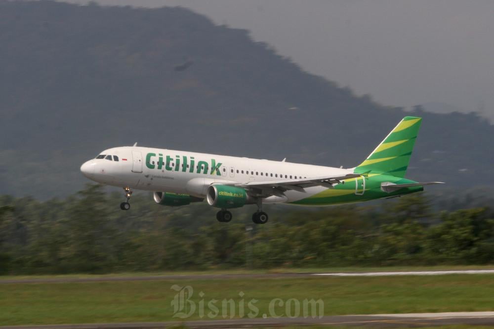Pesawat maskapai Citilink mendarat di Bandara Sultan Hasanuddin Makassar, Sulawesi Selatan, Rabu (11/6/2024). Bisnis/Paulus Tandi Bone