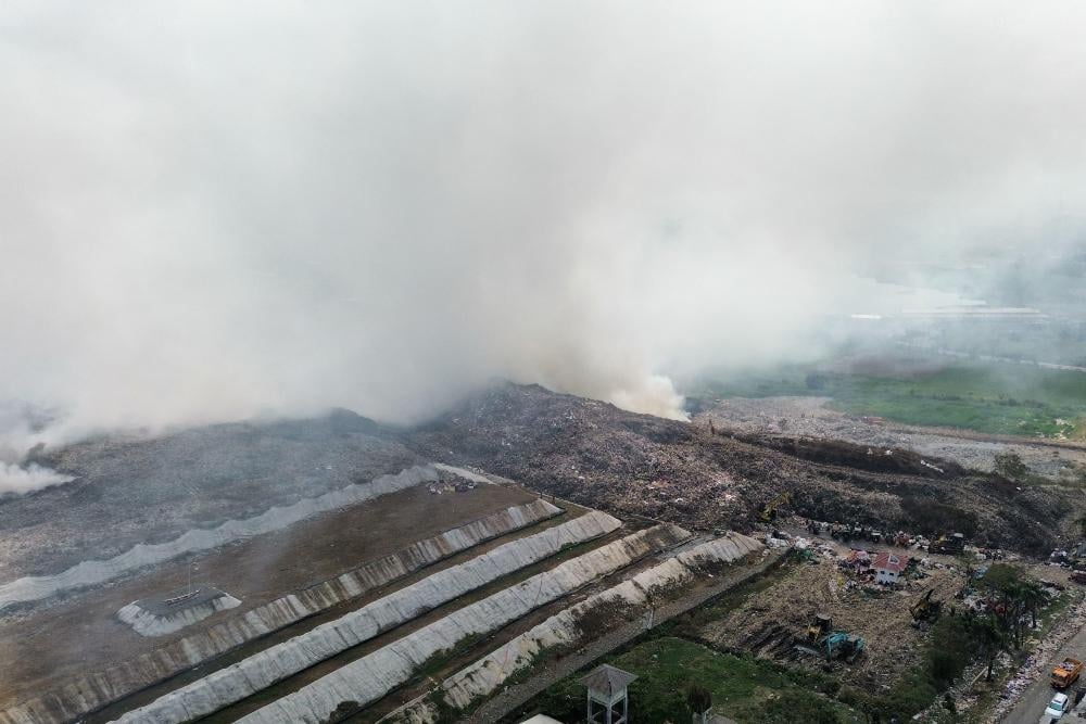 Kebakaran TPA Jatiwaringin sejak Selasa (30/6/2026) telah memicu penurunan kualitas udara hingga masuk level bahaya karena kadar PM2,5 yang tinggi./Dok. Kementerian Lingkungan Hidup