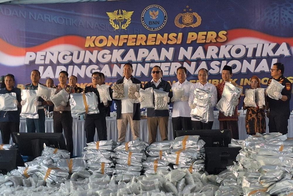 BNN RI bersama Dirjen Bea dan Cukai Kementerian Keuangan dan Polri berhasil menggagalkan penyelundupan kuncup bunga cannabinoid (cannabis buds) seberat 3,37 ton asal Thailand yang akan digunakan sebagai bahan baku pembuatan cairan (liquid) untuk produk rokok elektrik atau vape. /Bisnis-Julianus Palermo