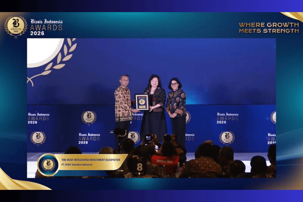 Direktur Strategis Bisnis Indonesia Group Maria Yuliana Benyamin didampingi Kepala Divisi Pemberitaan Bisnis Indonesia Group Setyardi Widodo memberikan plakat penghargaan The Most Integrated Investment Ecosystem yang diterima President Director PT OCBC Sekuritas Indonesia Betty Goenawan dalam Bisnis Indonesia Awards 2026./JIBI
