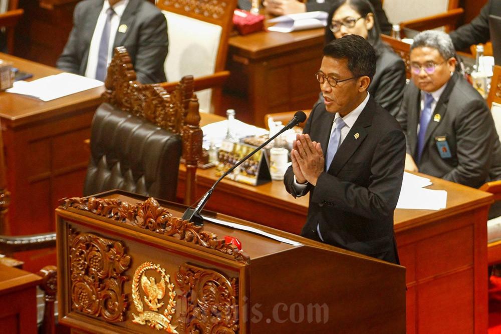 Ketua Komisi XI DPR Mukhamad Misbakhun menyampaikan hasil fit and proper test DK LPS saat Rapat Paripurna DPR RI ke-5 Masa Persidangan I Tahun Sidang 2025-2026 di Kompleks Parlemen, Senayan, Jakarta, Selasa (23/9/2025). Bisnis/Eusebio Chrysnamurti