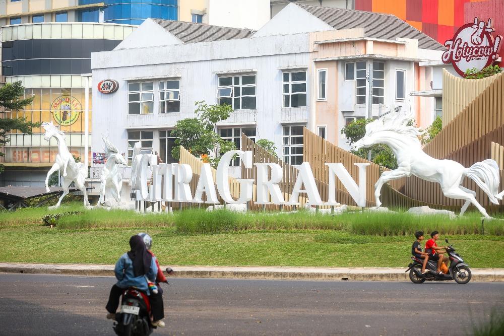 Pengendara melintas di dekat perumahan Ciputra di Bekasi, Jawa Barat, Kamis (14/5/2026)/Bisnis-Abdurachman