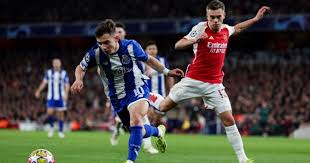 Striker Porto, Francisco Conceicao (kiri) berebut bola dengan gelandang Arsenal, Leandro Trossard (kanan) selama pertandingan leg kedua babak 16 besar Liga Champions 2023-2024 antara Arsenal vs Porto FC di Stadion Arsenal di London utara, pada 13 Maret 2024.
Adrian DENNIS / AFP.