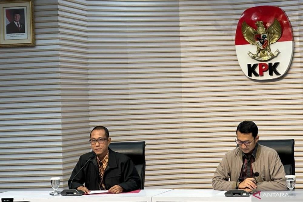 Pelaksana Tugas Direktur Penyidikan Komisi Pemberantasan Korupsi Achmad Taufik Husein (kiri) bersama Juru Bicara KPK Budi Prasetyo mengumumkan hasil operasi tangkap tangan terkait Bupati Langkat Syah Afandin, di Gedung Merah Putih KPK, Jakarta, Jumat (3/7/2026). ANTARA/Rio Feisal