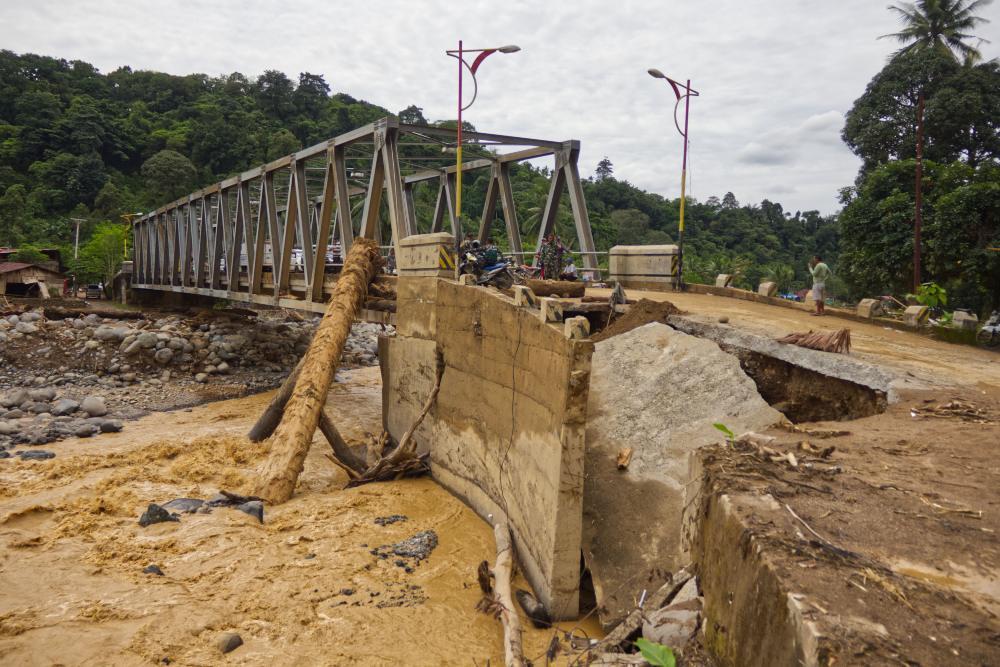 Kondisi jembatan Batu Busuk rusak akibat diterjang banjir bandang di aliran sungai Lambung Bukik, Padang, Sumatra Barat, Senin (8/12/2025). Bisnis/Muhammad Noli Hendra
