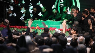 Momen Haru dan Gema Takbir Mengiringi Prosesi Jenazah Mantan Pemimpin Tertinggi Iran di Mosalla Agung