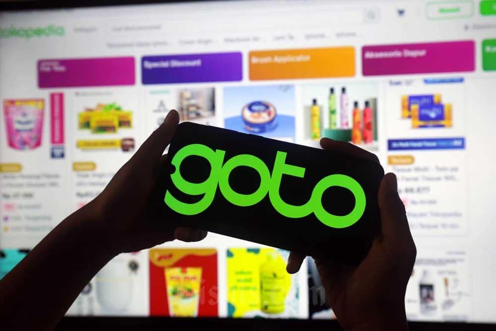 Warga berbelanja secara daring menggunakan e-commerce Tokopedia di Jakarta, Minggu (17/7/2022). Bisnis/Himawan L Nugraha
