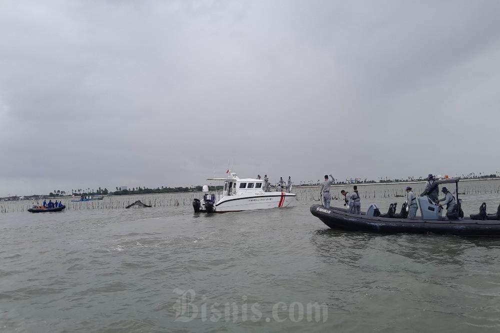 Kementerian Kelautan dan Perikanan (KKP) bersama dengan TNI AL serta sejumlah kementerian/lembaga lain saat melakukan pembongkaran pagar laut di wilayah pesisir utara Tangerang, Banten, Rabu (22/1/2025)./Bisnis-Alifian Almaasyi
