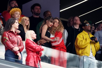 Kebersamaan Taylor Swift dan Blake Lively saat menyaksikan langsung Super Bowl 2024. (Foto: Getty Images/Ezra Shaw)