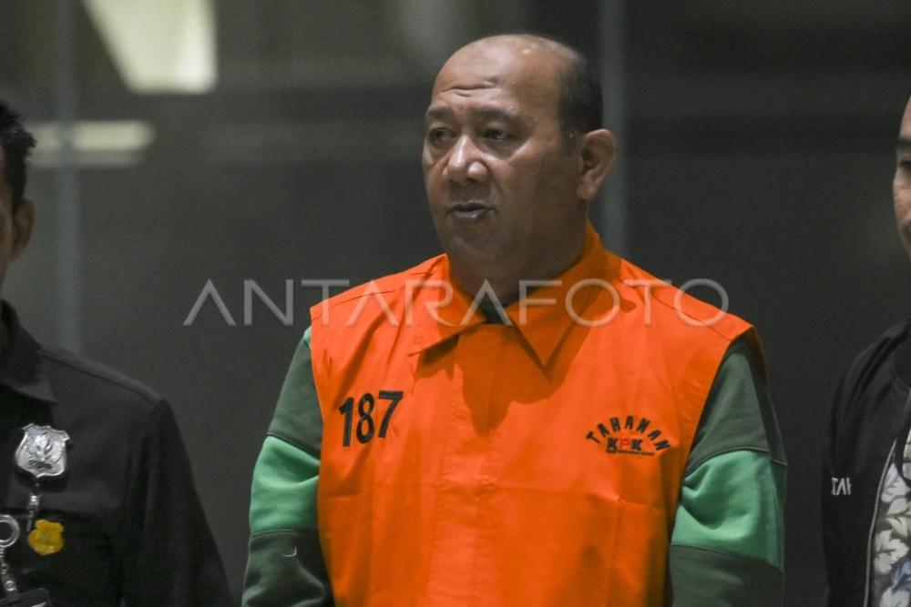 Bupati Langkat Syah Afandin mengenakan rompi tahanan usai menjalani pemeriksaan di Gedung Merah Putih KPK, Jakarta, Sabtu (4/7/2026). KPK menahan Bupati Langkat Syah Afandin usai ditetapkan sebagai tersangka pada kasus suap terkait proyek di lingkungan Kabupaten Langkat tahun 2025-2026. ANTARA FOTO/Hafidz Mubarak A/kye