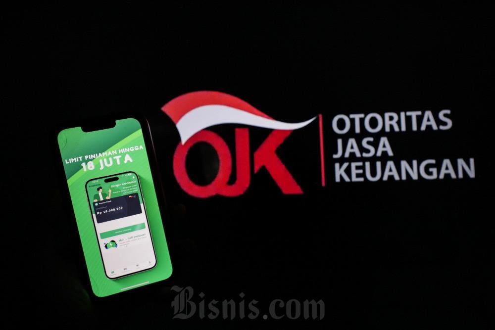 Warga mencari informasi tentang pinjaman online di Jakarta, Rabu (16/7/2025). / Bisnis-Fanny Kusumawardhani
