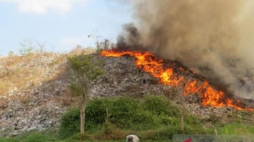 Kebakaran Lahan TPA Pakusari Jember Terjadi Siang Hari, Dugaan Awal dari Puntung Rokok Tak Padam