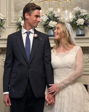 Momen haru pengantin wanita kenakan gaun pernikahan lawas nenek. Busana antik ini tetap dipertahankan tanpa permak sedikit pun. Foto: Dok. Diana Watkins, The London Vow; Catherine Michelle, & People.