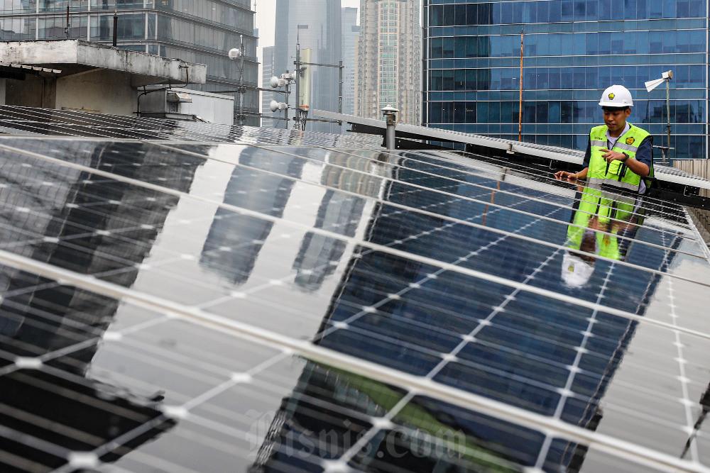 Teknisi melakukan pemeriksaan instalasi panel surya di salah satu gedung bertingkat di Jakarta, Selasa (11/6/2024). Bisnis/Abdurachman