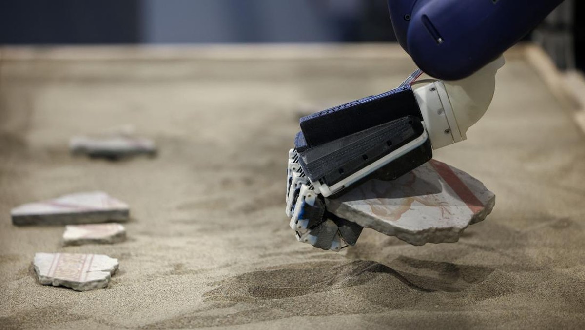 Foto: Asisten robot membantu para arkeolog menyusun lukisan dinding Pompeii. (REUTERS/Guglielmo Mangiapane)