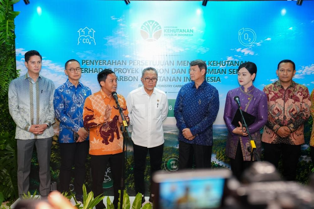 Menteri Kehutanan Raja Juli Antoni dalam konferensi pers setelah penyerahan persetujuan perdagangan karbon sektor perdagangan terhadap empat proyek seluas 225.000 hektare./Dok Kementerian Kehutanan