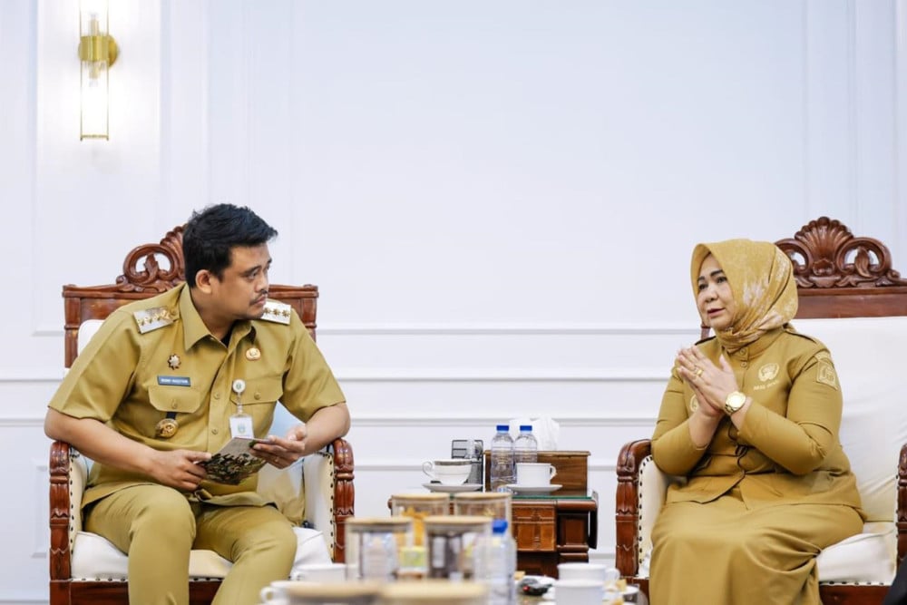 Gubernur Sumut Bobby Nasution berbincang dengan Wakil Bupati Langkat Tiorita Surbakti jelang penyerahan SK penunjukan Tiorita sebagai Plt. Bupati Langkat pasca OTT Syah Afandin oleh KPK, Senin (6/7/2026)./diskominfosumut