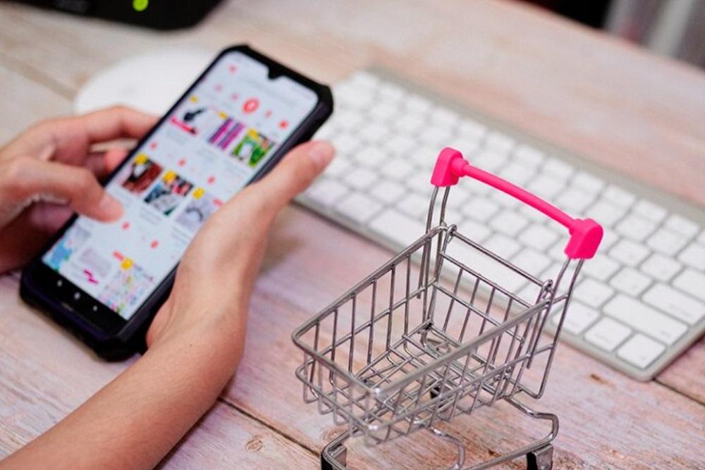 Ilustrasi konsumen yang berbelanja secara daring melalui e-commerce di ponsel mereka/Freepik
