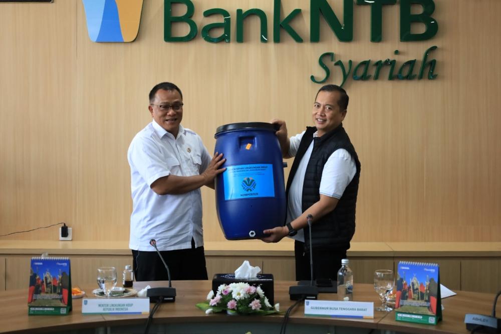 Menteri Lingkungan Hidup Jumhur Hidayat dan Gubernur NTB Lalu Muhammad Iqbal./Dok KLH