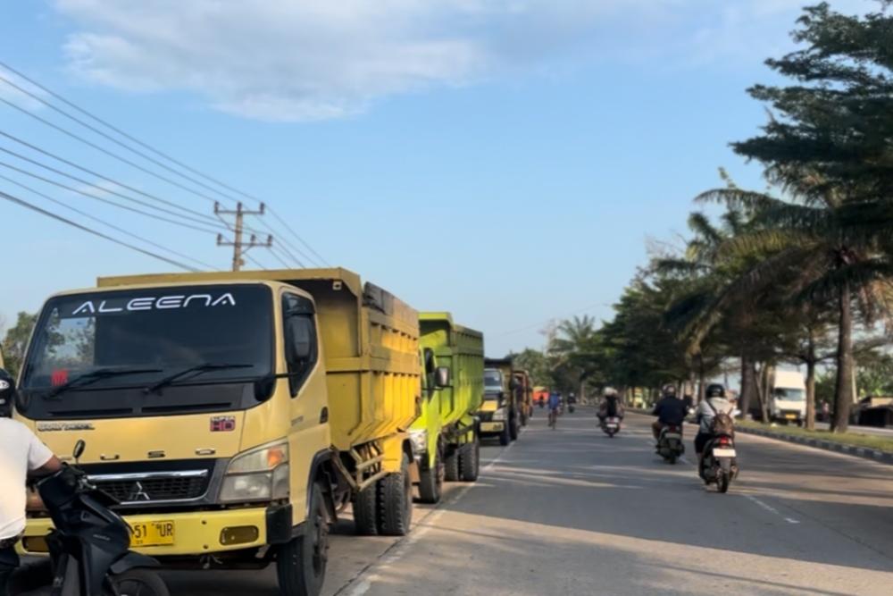 Suasana antrean kendaraan di bahu jalan yang akan mengisi BBM subsidi jenis solar di SPBU wilayah Kota Palembang, Provinsi Sumsel./Bisnis-Husnul.