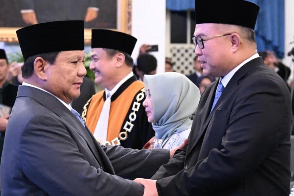 Presiden Prabowo Subianto melantik Kepala Badan Riset dan Inovasi Nasional (BRIN) Arif Satria di Istana Negara, Jakarta, pada Senin, 10 November 2025. Foto: BPMI Setpres/Kris