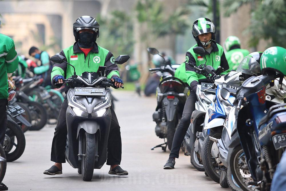 Pengemudi ojek online melintas di kawasan Kuningan, Jakarta, Jumat (5/6/2020). Bisnis/Eusebio Chrysnamurti