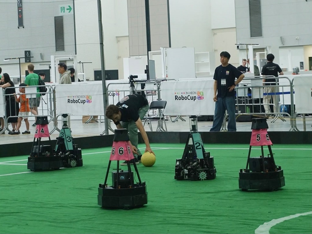 Tim robotika IRIS ITS berhasil menyabet Juara 3 dalam ajang RoboCup 2026. DOK ITS