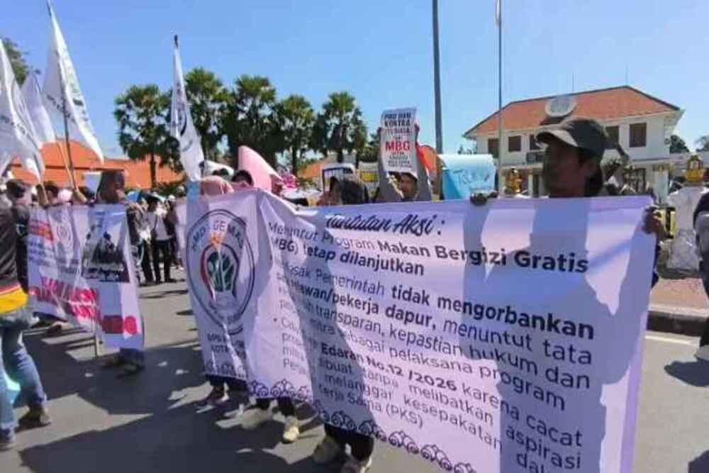 Ratusan massa aksi mendesak program prioritas pemerintah Makan Bergizi Gratis (MBG) untuk dapat dilanjutkan serta perbaikan tata kelola secara total di Gedung Negara Grahadi, Surabaya, Rabu (8/7/2026). /Bisnis-Julianus Palermo